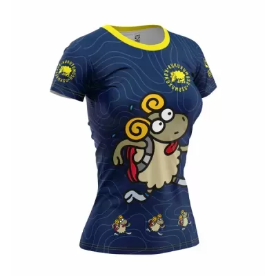 T-shirt azul escuro com estampa de ovelha amarela caricatural e detalhes amarelos e vermelhos