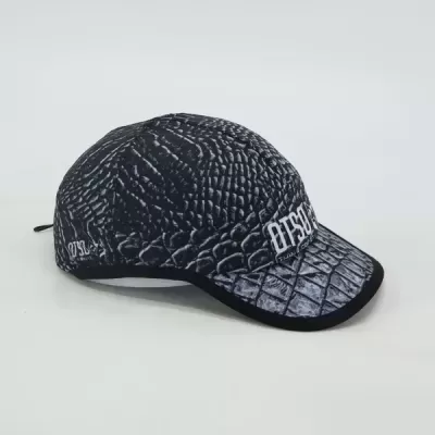 Boné preto com padrão de escamas e texto branco bordado