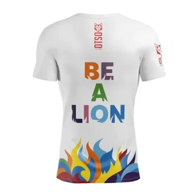 T-shirt branca com texto colorido BE A LION e arte de chamas coloridas.