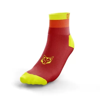 Meia desportiva curta vermelha, laranja e amarela com logo de raposa amarela