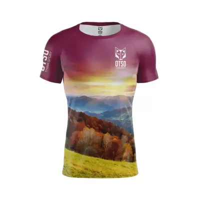 Camiseta desportiva com estampa de paisagem montanhosa e logótipos OTSO