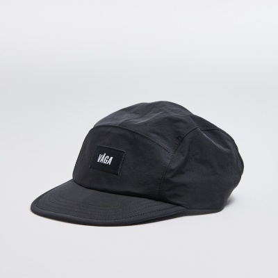 Boné preto NiGA com aba rígida e etiqueta preta com texto branco