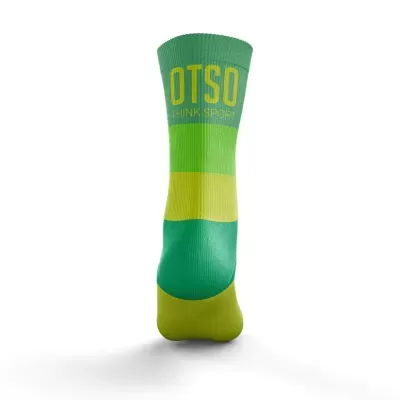 Meia desportiva verde e amarela com texto OTSO THINK SPORT.
