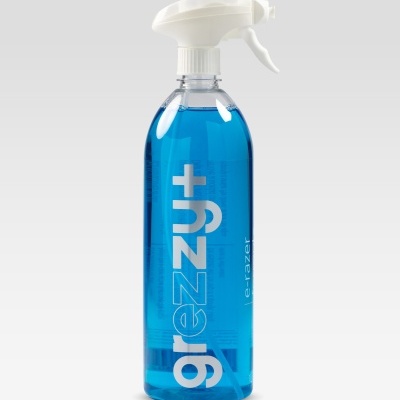 Frasco plástico transparente com líquido azul e aplicador spray branco