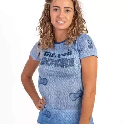 T-shirt azul com texto Girls ROCK! e padrão de jeans