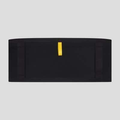 Faixa preta de tecido com etiqueta amarela sobre fundo cinza