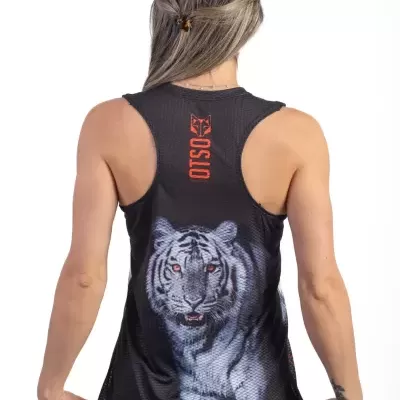 Camiseta preta costas nadador com tigre branco estampado e logo OSIO laranja