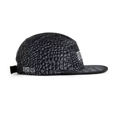 Boné preto com textura imitando pele de crocodilo e inscrições brancas