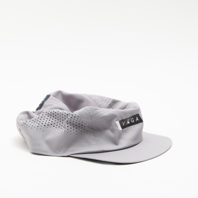 Boné cinzento claro em tecido com viseira e etiqueta com texto VIGA