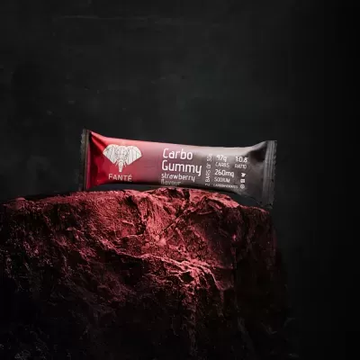 Barra de goma Fanté Carbo Gummy sabor morango em superfície vermelha