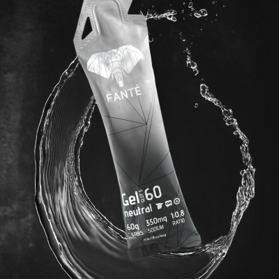 Embalagem de gel energético prata com texto e logotipo, fundo preto e respingos de água