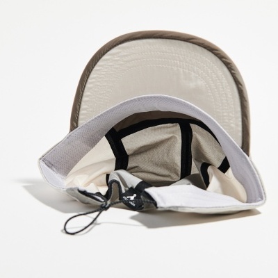 Boné bege com pala curva e ajustador elástico