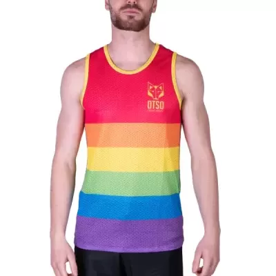 Homem com camisola regata colorida de riscas e logótipo OTSO e calções pretos