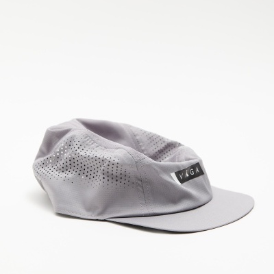 Boné cinzento com aba rígida e etiqueta VAGA