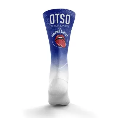 Meia desportiva azul e branca com texto e imagem estilizada da língua.