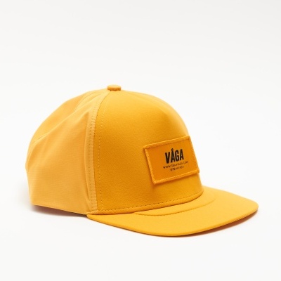 Boné amarelo com etiqueta VAGA em fundo branco