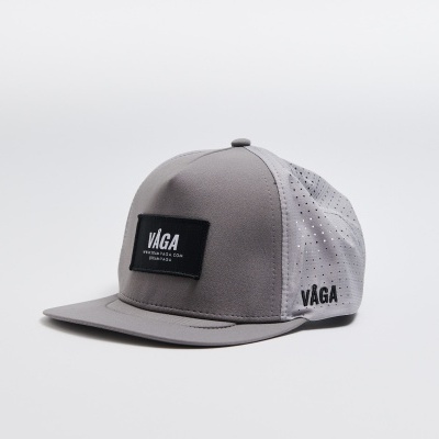 Boné cinzento com patch preto e texto VÁGA