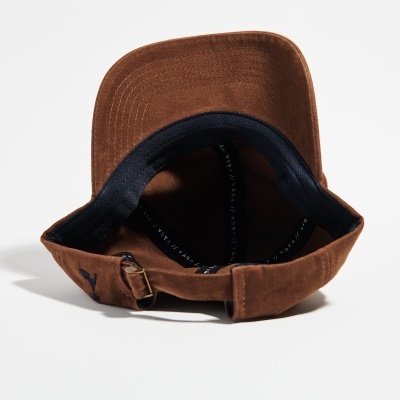 Boné castanho com aba rígida e ajuste metálico