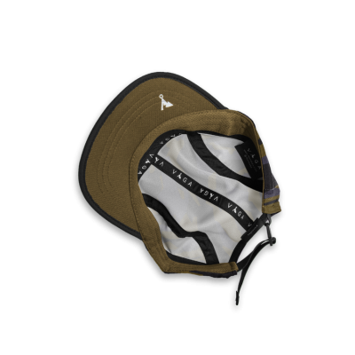 Boné castanho com aba curva e interior forrado com padrão preto e branco