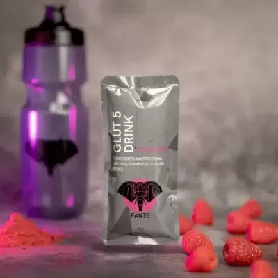 Pacote prateado GLUT 5 DRINK com elefante preto, garrafa roxa e morangos frescos ao redor