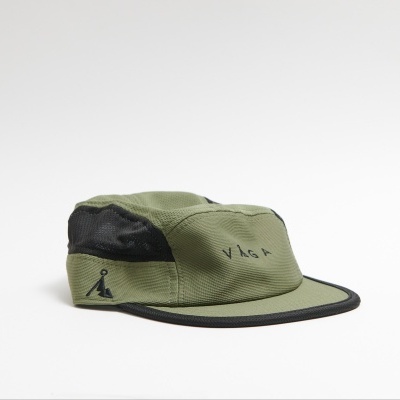Boné verde oliva com aba preta e detalhes em malha preta nas laterais