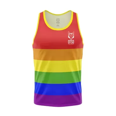 Tank top colorido com riscas do arco-íris e logo OTSO no peito