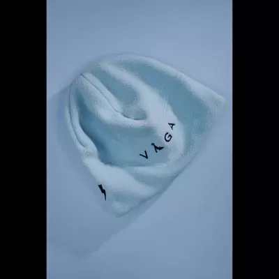 Gorro branco felpudo com texto VAGA