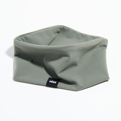 Bandana ou faixa de tecido cinzento claro com etiqueta preta e texto branco