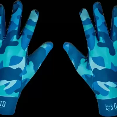 Par de luvas camufladas azuis com letras brancas 015O no punho e dedo