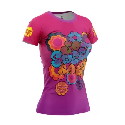 T-shirt feminina rosa e roxa com estampado floral e texto colorido