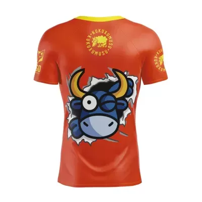 T-shirt vermelha com desenho de touro azul e textos amarelos nas costas e mangas