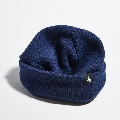 Gorro azul escuro em malha com etiqueta preta e logo branco