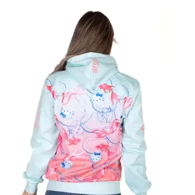 Casaco com capuz azul claro e cor-de-rosa com padrão de peixes e caras de gato, vista traseira