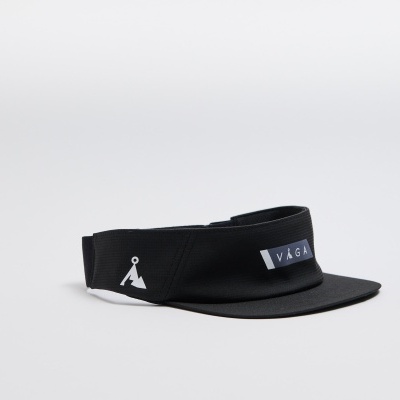 Visor preto em tecido com faixa elástica e etiqueta VAGA