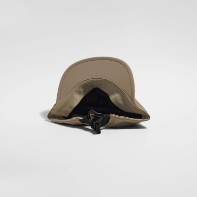 Boné bege com parte interior preta e fecho ajustável