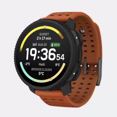 Relógio inteligente digital com bracelete laranja e ecrã preto com dados meteorológicos e hora.