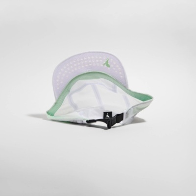 Boné branco e verde claro com viseira furada e tira preta ajustável