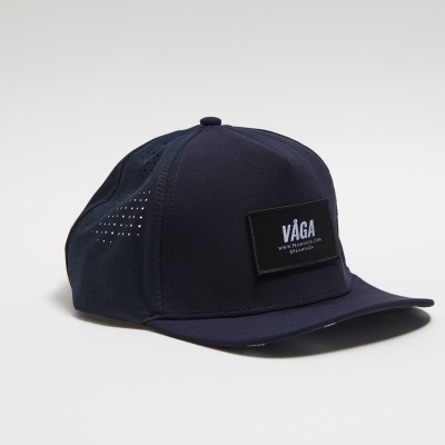 Boné azul escuro com etiqueta VÁGA e malha perfurada