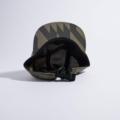 Boné militar verde e preto com padrão geométrico e ajuste com fivela