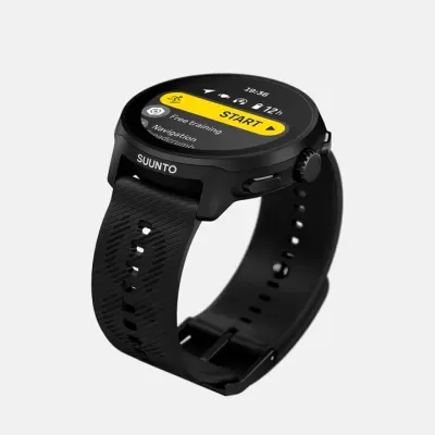 Relógio inteligente preto Suunto com ecrã digital e bracelete de silicone.