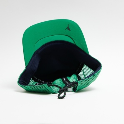 Boné verde com aba reta, painel dianteiro sólido e traseiro em malha de rede