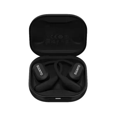 Auriculares wireless Suunto pretos numa caixa de carregamento preta aberta