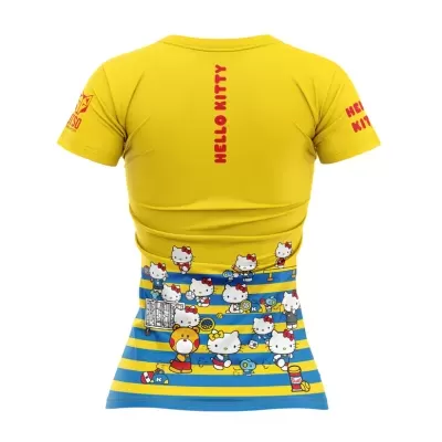 Camiseta amarela Hello Kitty com riscas azuis e amarelas e várias imagens da personagem.