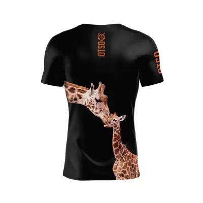 T-shirt preta com estampa de girafas e texto OTSO em laranja