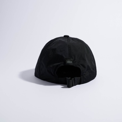 Boné preto com fecho ajustável e etiqueta VÁGA