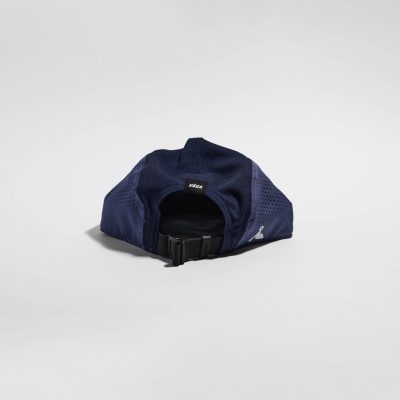 Boné desportivo azul escuro com fecho ajustável e etiqueta com texto VAGA