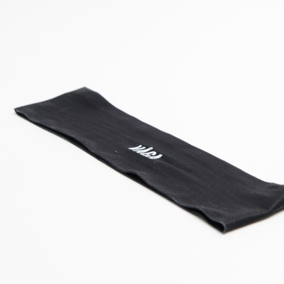 Faixa elástica preta com a palavra COR impressa em branco sobre fundo branco