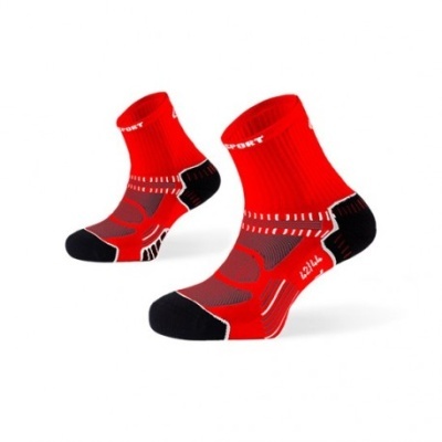 Par de meias desportivas vermelhas com detalhes pretos e cinzentos