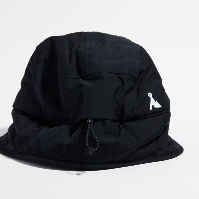 Chapéu preto acolchoado com cordão e logótipo branco