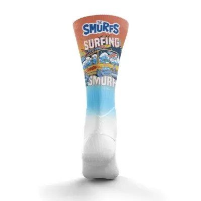 Meia colorida com estampado dos Smurfs e texto THE SMURFS SURFING
